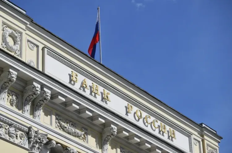 Банк России продлил на полгода ограничения на переводы средств за рубеж
