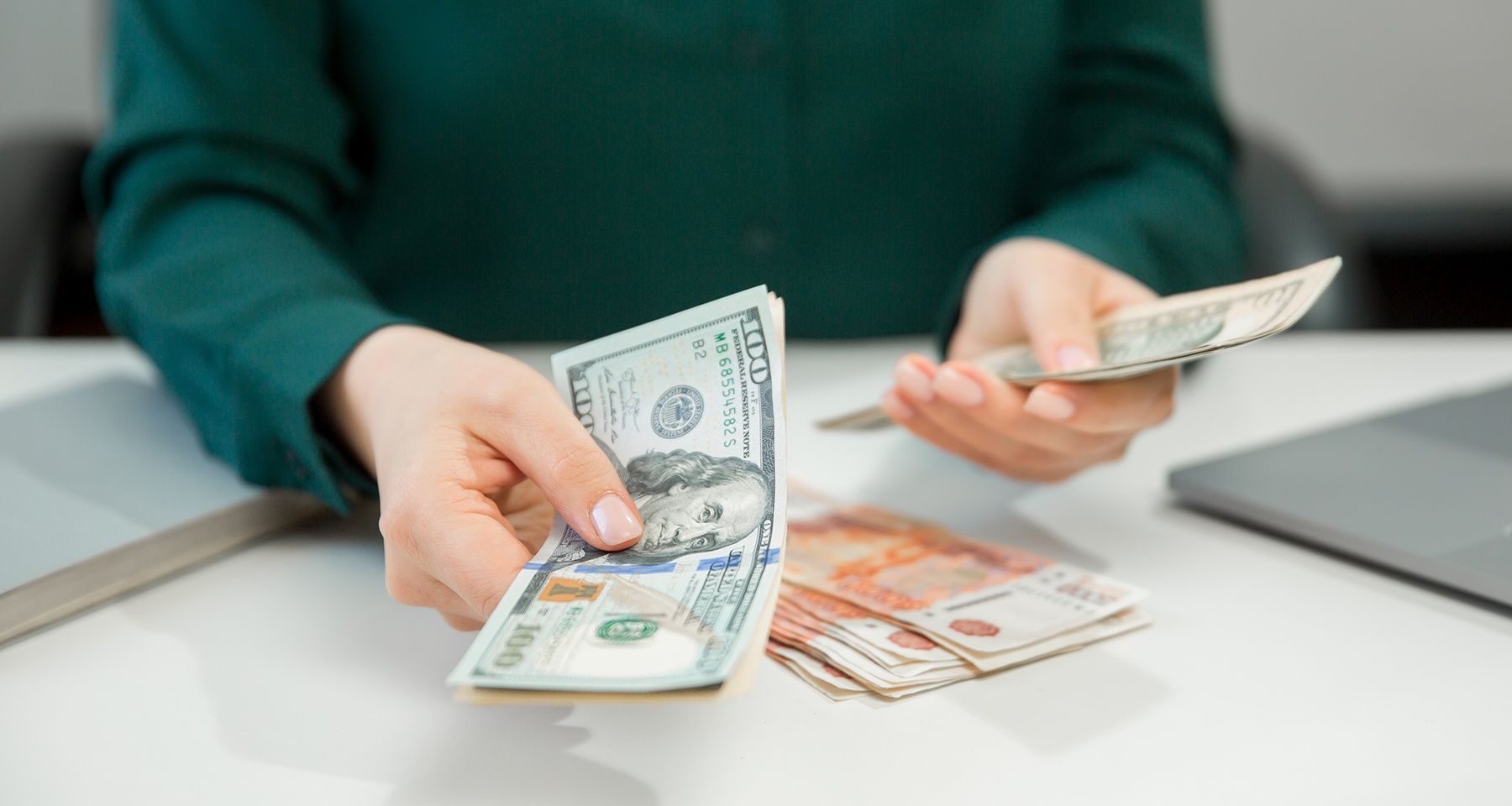 «Ожидают новой девальвации рубля»: россияне копят наличную валюту